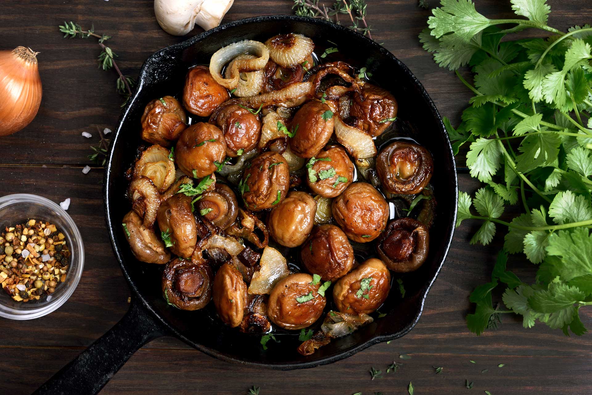 cooked-mushrooms-in-cast-iron-pan-KRV2KA7.jpg