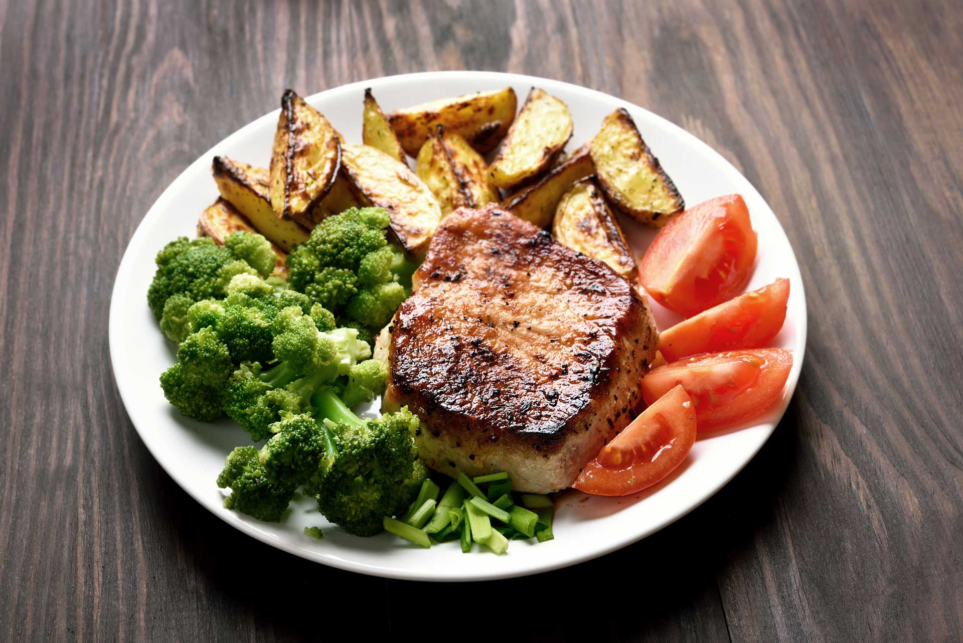 grilled-meat-with-vegetables-P84SUMX.jpg